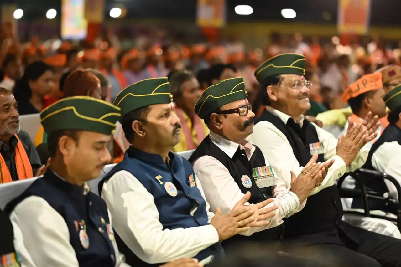 IIM Raipur: आईआईएम रायपुर के सेक्रेटरी ने भाजपा के साथ की राजनीतिक पारी की शुरुआत, पूर्व सैनिकों ने भी थामा भगवा का दामन