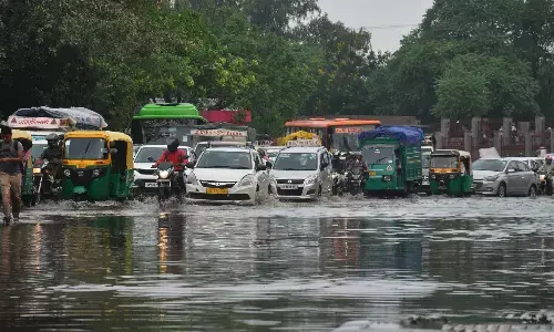 Delhi-NCR Weather: दिल्ली में भारी बारिश के कारण स्कूल की दीवार गिरी, 11 वाहन क्षतिग्रस्त