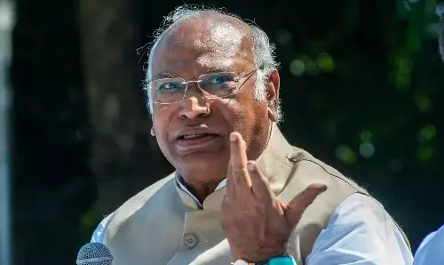 Mallikarjun Kharge News: मल्लिकार्जुन खड़गे का दावा, अछूत होने की वजह से नए संसद भवन के उद्घाटन में पूर्व राष्ट्रपति कोविंद को नहीं बुलाया