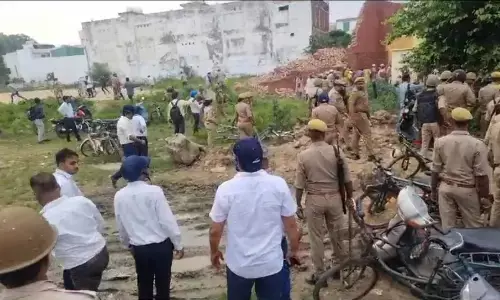 Agra News: पुलिस पर हमलावर हुए सत्संगी, आगरा में अवैध कब्जा हटाने गई टीम के सामने लाठी-डंडे लेकर पहुंचे, पुलिस ने खदेड़ा