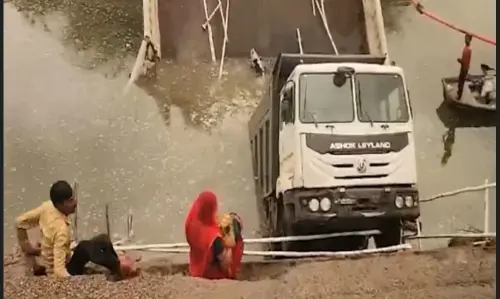 Gujarat Bridge Collapse: गुजरात में पुल टूटने से बड़ा हादसा, नदी में डूबे 10 लोग, कई गाड़ियां भी गिरीं नीचे