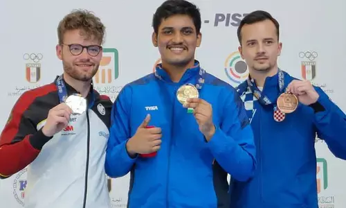 एशियन गेम में भारत का पहला स्वर्ण पदक, रुद्रांश, दिव्यांश और एश्वर्या को स्पर्धा में गौरव हासिल...