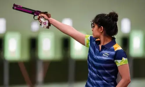 मनु शीर्ष फॉर्म में, भारत पहले चरण के बाद 25 मीटर पिस्टल के टीम और व्यक्तिगत वर्ग में आगे
