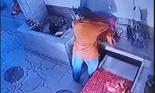 Meerut News: चोर ने पहले मांगी माफी, फिर मंदिर से मूर्ति लेकर फरार हुआ, वीडियो हुआ वायरल