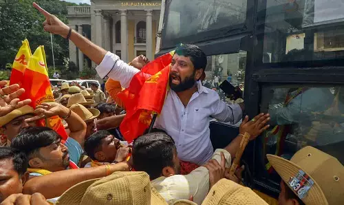 Bengaluru Bandh: कावेरी विवाद पर किसानों का बेंगलुरु बंद, 1000 लोग हिरासत में, धारा 144 लागू, एयरपोर्ट ने जारी की एडवाइजरी