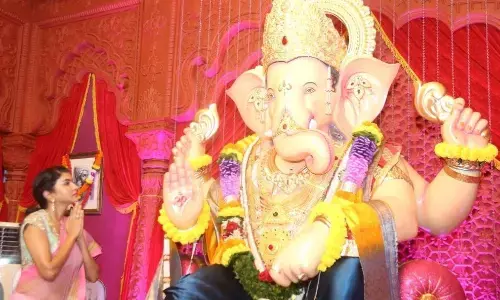 Lakshmi Manchu News: लक्ष्मी मांचू ने मुंबई के अंधेरी चा राजा में भगवान गणपति का लिया आशीर्वाद