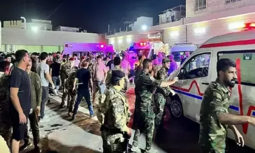 Fire News: शादी की खुशियां मातम में बदलीं, आग लगने से दूल्हा-दुल्हन समेत 100 लोगों की मौत