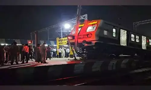 Mathura Train Accident: मथुरा में टला बड़ा हादसा, पटरी छोड़ प्लेटफार्म पर चढ़ गई EMU ट्रेन