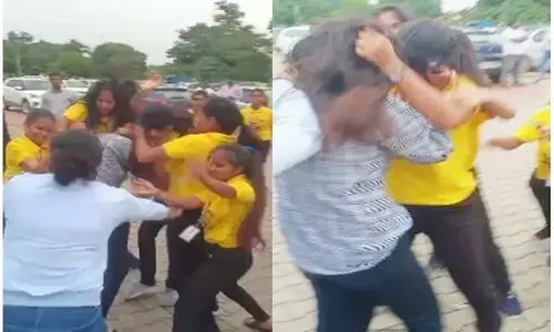 देखिए वीडियोः एयरपोर्ट पर ट्रेवर्ल्स कंपनी की महिला कर्मियों की गुंडागर्दी, किधर है हमारी पुलिस