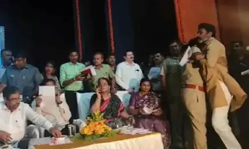 जनता दर्शन हंगामा : बीजेपी सांसद ने कर्नाटक के मंत्री, विधायक और एसपी के खिलाफ राज्यपाल को सौंपी शिकायत