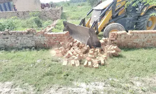 Noida Authority : अवैध कब्जे पर खोदना खुर्द में चला ग्रेटर नोएडा प्राधिकरण का बुलडोजर, 6 करोड़ की जमीन मुक्त