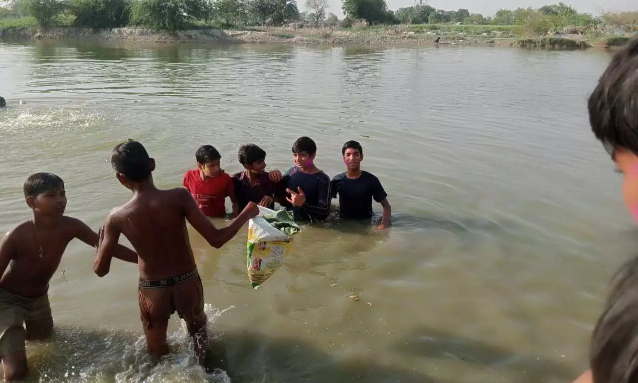 Mayur Vihar News : मूर्ति विसर्जन के दौरान बड़ा हादसा, पानी में डूबे कई लोग, दो सगे भाइयों की मौत, कई घायल Mayur Vihar News : मूर्ति विसर्जन के दौरान बड़ा हादसा, पानी में डूबे कई लोग, दो सगे भाइयों की मौत, कई घायल