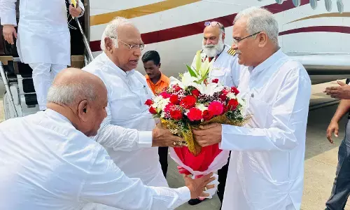 Kharges visit to Chhattisgarh: खड़गे पहुंचे रायपुर, सीएम के साथ आज करेंगे जनसभा को संबोधित