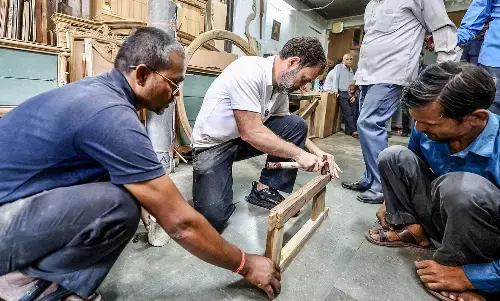 Rahul Gandhi Visit Kirtinagar: राहुल गांधी अब फर्नीचर कारीगरों से मिलने पहुंचे, रंदा चलाया, फर्नीचर मरम्‍मत की