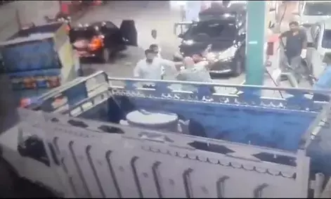 CNG भरवाने को लेकर दबंगों ने युवक को पीटा, उठापटक की फुटेज पर मुकदमा