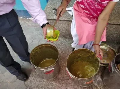 मिड-डे मील में कीड़े :  सरकार ने सहायता समूह का लाइसेंस किया सस्पेंड
