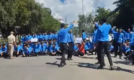 मणिपुर : 2 छात्राओं की हत्या के खिलाफ आक्रोश, भाजपा के 2 दफ्तरों पर हमला