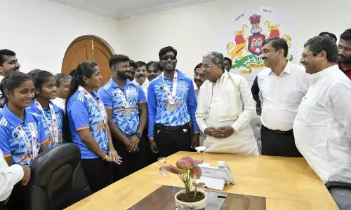 Karnataka News: कर्नाटक के CM ने स्वर्ण पदक विजेता भारतीय महिला ब्लाइंड क्रिकेट टीम को किया सम्मानित