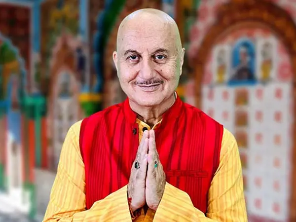 Anupam Kher News : अनुपम खेर पहुंचे राम की नगरी अयोध्या, हनुमान गढ़ी मंदिर का करेंगे दर्शन...