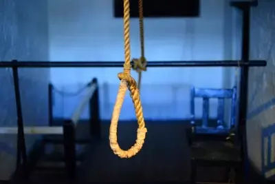 दिल्ली के द्वारका पार्क में पेड़ से लटकी मिली लाश, पहचान में खुला नाम