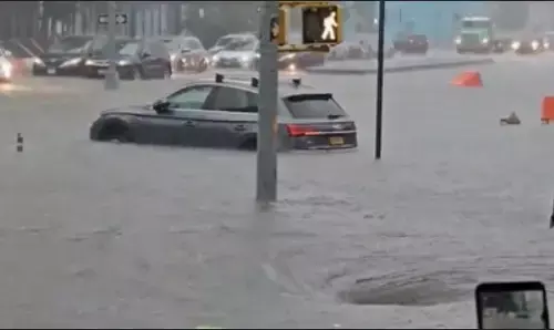 New York Floods News: न्यूयॉर्क में बाढ़ से तबाही, डूब गया पूरा शहर, अमेरिका के कई राज्यों के बिगड़े हालात, घरों में फंसे लोग
