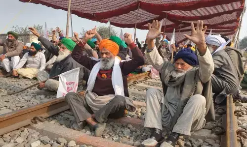 Punjab Farmer’s Protest: तीसरे दिन भी किसानों का ‘रेल रोको’ आंदोलन जारी, कई ट्रेनें रद्द