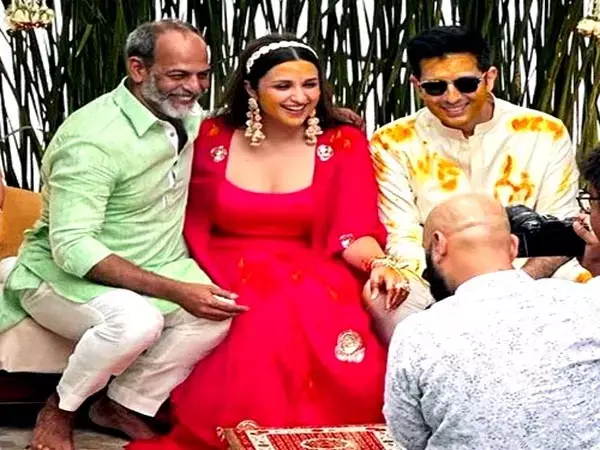 Parineeti and Raghav : परिणीति और राघव के हल्दी रस्म की तस्वीरें आई सामने, इंटरनेट पर हो रही वायरल...