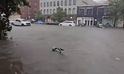 New York Flood: न्यूयॉर्क में बाढ़ के कारण आपातकाल की घोषणा, सड़कें और हवाई अड्डे पर टर्मिनल बंद, लोग हुए बेहाल