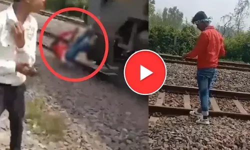 Accident News: मौत का Live वीडियो: रेलवे ट्रैक पर खड़ा होकर रील बना रहा था शख्स, पीछे से आई तेज रफ्तार ट्रेन और फिर...
