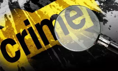 Delhi Crime Newsदिल्ली में दिनदहाड़े डकैती, बाइक सवार बदमाशों ने कारोबारी के कर्मचारियों से 17 लाख रुपये लूटे