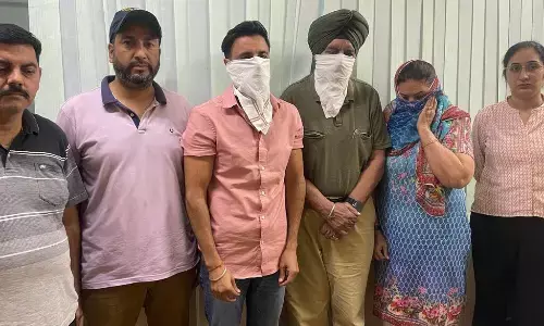 Punjab Crime News: गन्ना किसानों से 40 करोड़ की धोखाधड़ी के आरोप में अकाली दल नेता, पत्‍नी, पुत्र गिरफ्तार