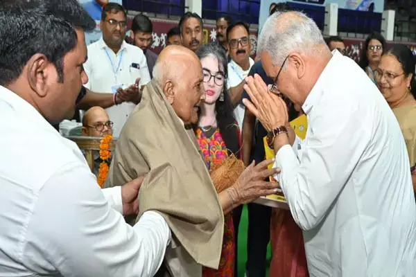 Raipur News: 13 लाख से ज्यादा बुजुर्गजन को मासिक पेंशन योजना का लाभ, CM भूपेश बघेल ने बुजुर्गों को 825 सहायक उपकरणों का किया गया वितरण