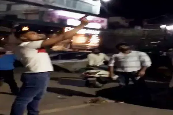 CG Bilaspur News: कांग्रेस नेता ने बीच सड़क में की फायरिंग, वीडियो वायरल, पहले भी किसान को धमकाते वीडियो हुआ था वायरल...