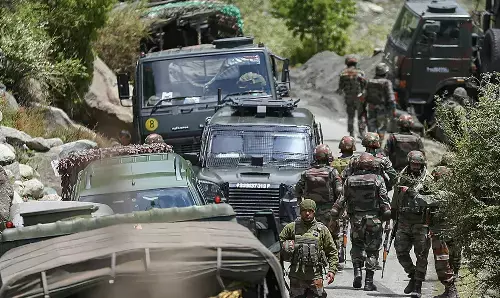 J&K Encounter: राजौरी में सुरक्षाबलों और आतंकियों के बीच मुठभेड़, जंगल में छिपे हैं दो आतंकी