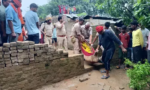 Deoria 6 Murder Update: देवरिया कांड का जिन्दा बचा बच्चा सदमें में है