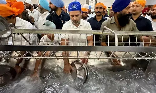 Rahul Gandhi News : स्वर्ण मंदिर पहुंचे राहुल गांधी ने टेका मत्था, धोए बर्तन, लंगर सर्व किया, देखें वायरल फोटो