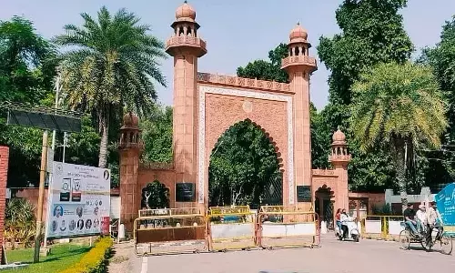 UP News: अलीगढ़ मुस्लिम यूनिवर्सिटी में जमकर हुई फायरिंग, छात्रों के दो गुट भिड़े, 3 घायल