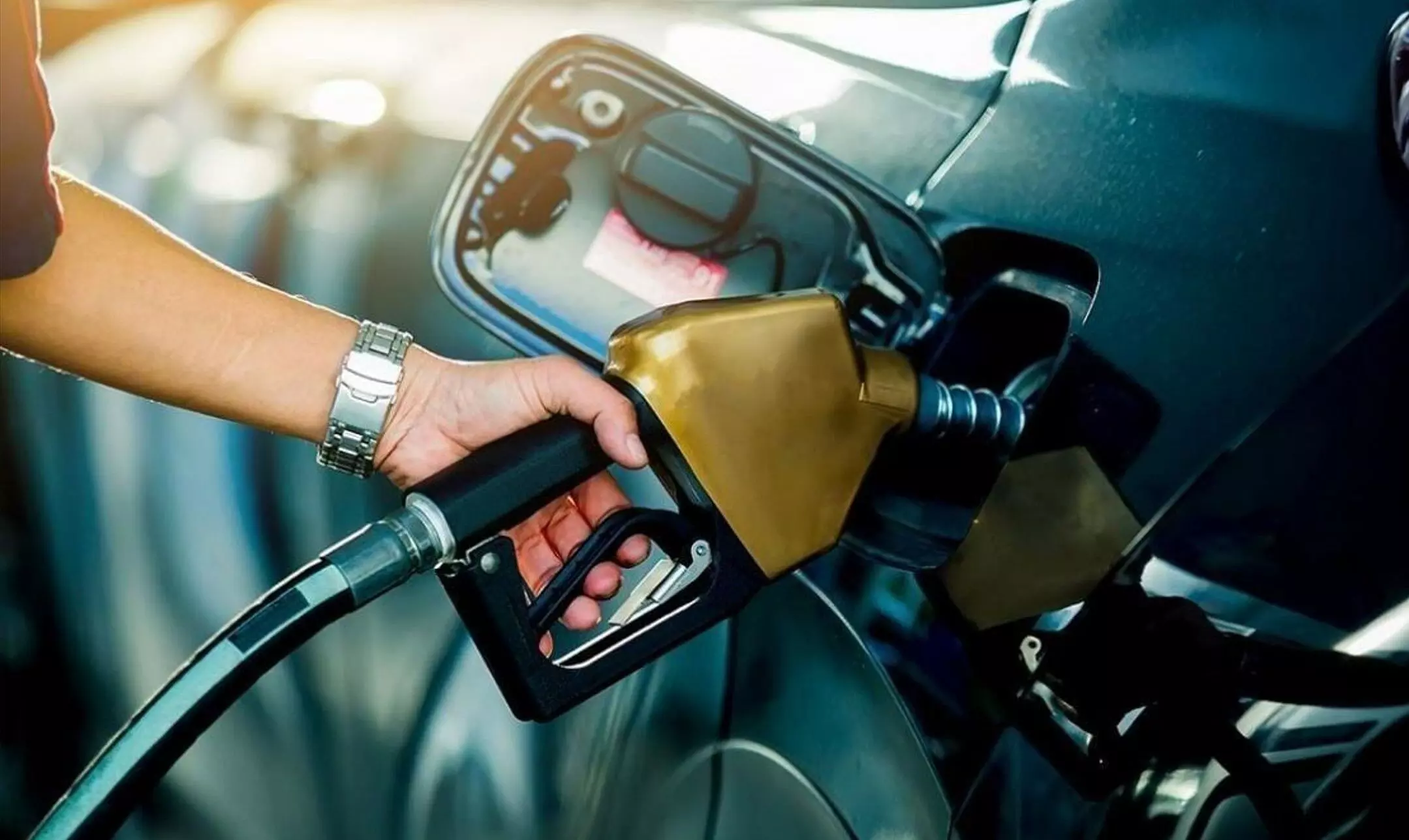 उधर कच्चे तेल का बढ़ा दाम, इधर चंद दिनों में ₹20 लीटर डीजल की बढ़ी कीमत-On the other hand, the price of crude oil increased, on the other hand, the price of diesel increased by ₹ 20 liter in a few days.