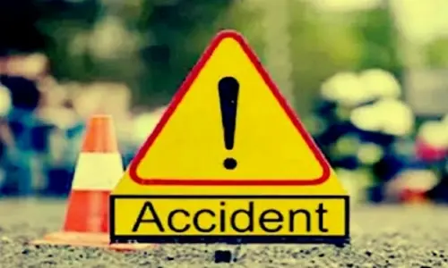 यूपी : ट्रैक्टर ट्राली के नीचे स्पीड में घुसी बाइक, तीन घरों में मातम