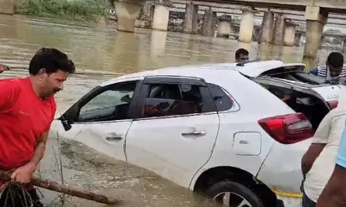 Raigarh News: नदी में गिरी कार, चालक की मौत, महिला ने कार से निकलकर बचाई जान, एक लापता, रेस्क्यू जारी...