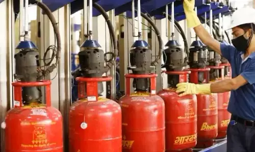LPG Cylinder Price Cut: अब 600 रुपये में खरीदें गैस सिलेंडर, सरकार ने किया बड़ा ऐलान