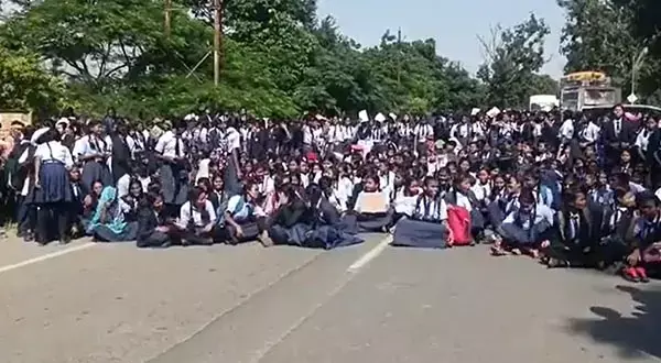 Education City Javanga: हमें शिक्षक चाहिए: एजुकेशन सिटी में शिक्षकों की कमी, बच्‍चों ने किया चक्‍का जाम