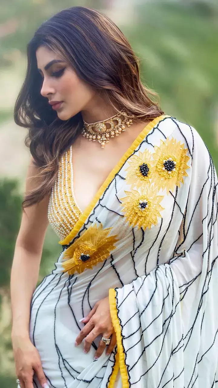 Mouni Roy Photos : हॉटनेस साड़ी पहन मौनी रॉय ने मचाया तहलका, तस्वीरें हुई वायरल...