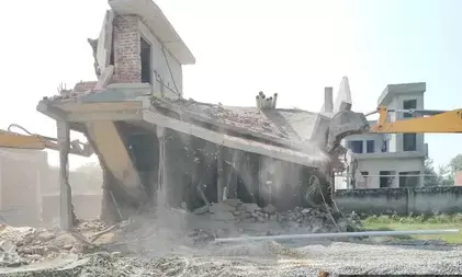 सुनपुरा में एक दर्जन अवैध विला गिराए गए, सरकार को करोड़ों का मुनाफा