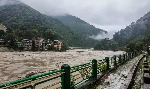 Sikkim Flash Flood: मृतकों की संख्या 19 हुई, 103 लोग लापता, लाचेन में करीब 3 हजार लोग फंसे, हेलीकॉप्टरों से रेस्क्यू की तैयारी