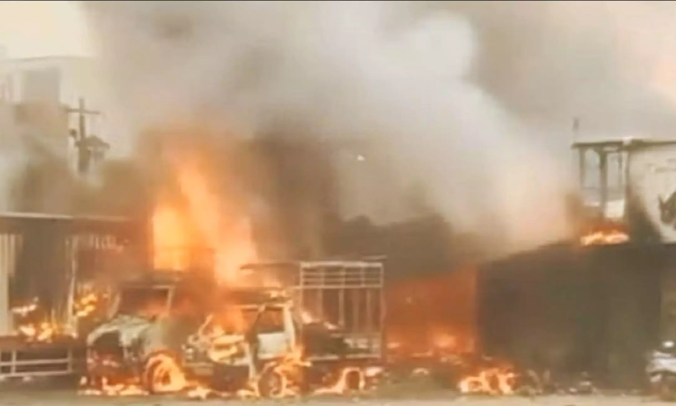 Bengaluru cracker shop fire: बेंगलुरु में पटाखा दुकान में आग की घटना में मृतकों की संख्या बढ़कर 14 हुई, मुआवजे की घोषणा Bengaluru cracker shop fire: बेंगलुरु में पटाखा दुकान में आग की घटना में मृतकों की संख्या बढ़कर 14 हुई, मुआवजे की घोषणा