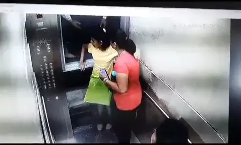 Noida Lift Block: नोएडा में फिर लिफ्ट का लोचा - तीन महिलाओं की अटकी जान