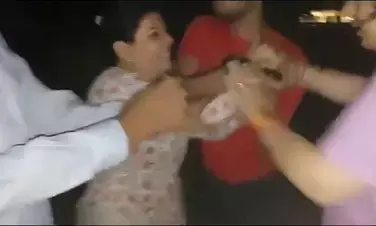 Noida Women Fight Viral Video: कुत्ते को लेकर नोएडा की महिलाओं में मारपीट