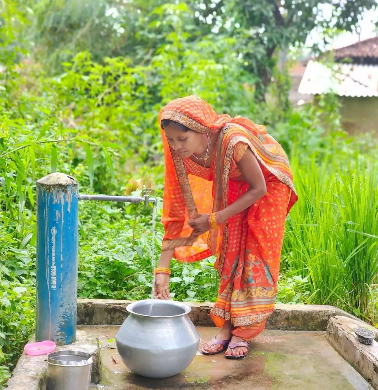 CG जल जीवन मिशन के कनेक्शन लगने के बाद पुष्पांजलि को अब पानी लेने नहीं जाना पड़ता घर से बाहर