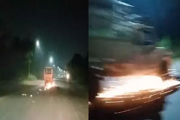 CG Durg News: सड़क हादसे में जीजा-साले की मौत, तेज रफ्तार पिकअप स्कूटी को घसीटते ले गई, वीडियो वायरल... CG Durg News: सड़क हादसे में जीजा-साले की मौत, तेज रफ्तार पिकअप स्कूटी को घसीटते ले गई, वीडियो वायरल...